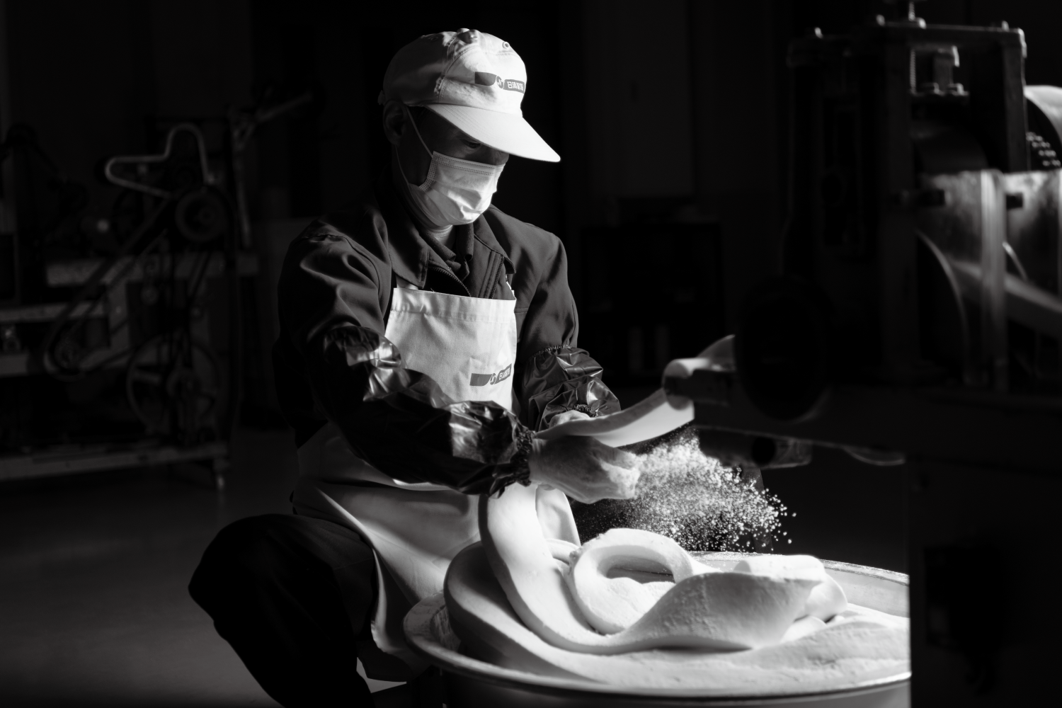 手延べ工程：生地を延ばす様子